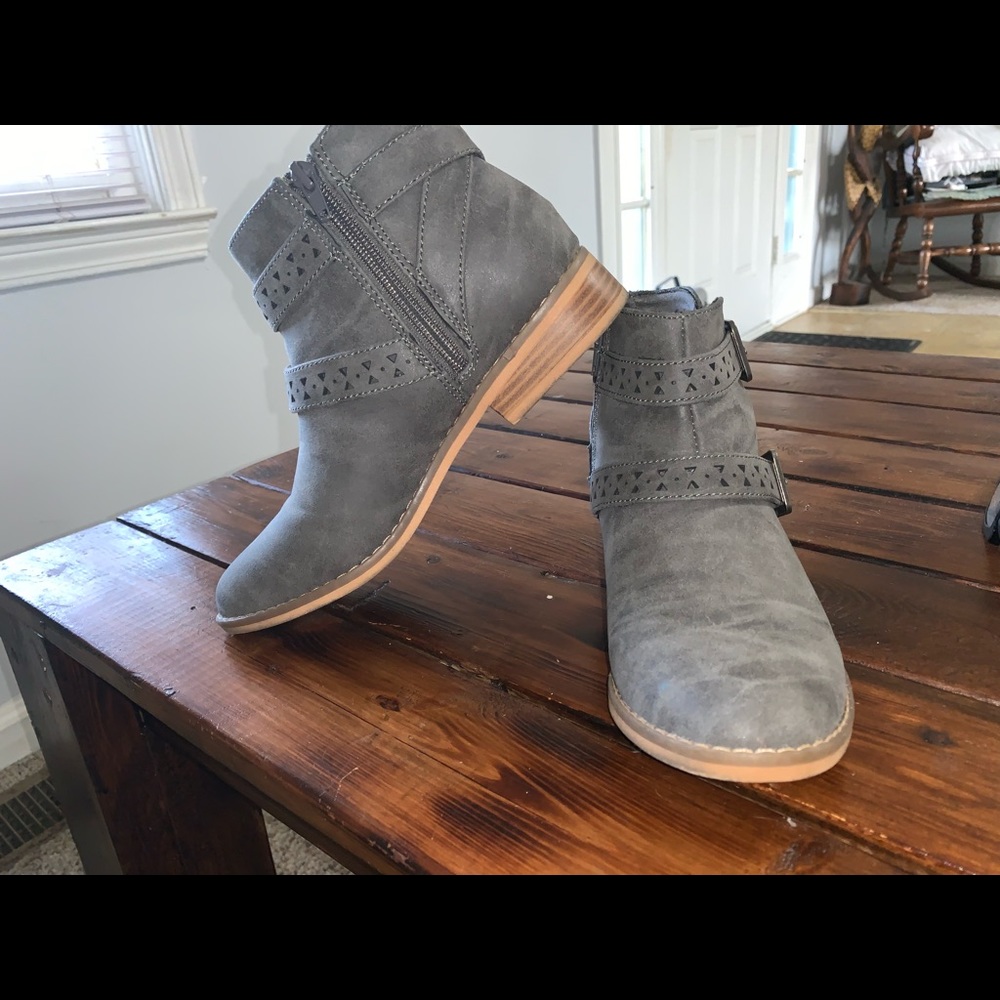 Rocket dog grey booties.
